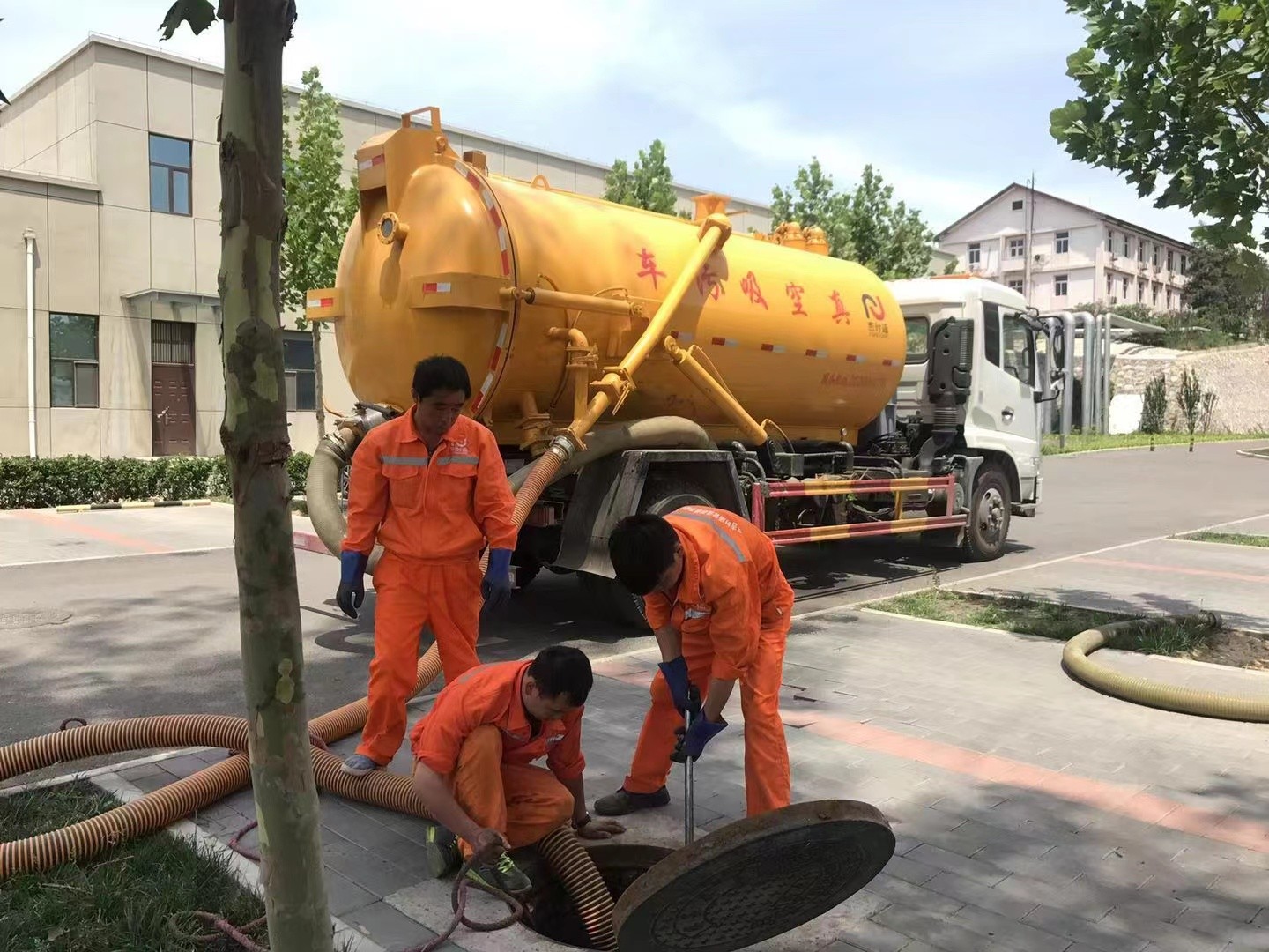 巴彦管道疏通车停在窨井附近