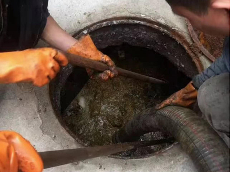 巴彦清理化粪池时如何避免沼气的危害？